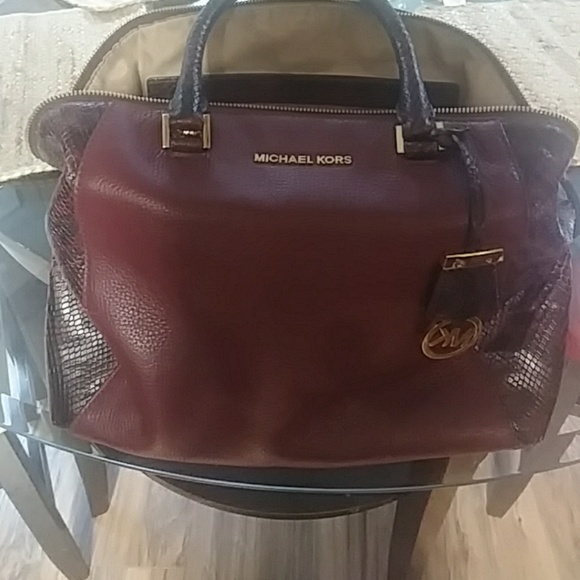 Michael Kors Handbags - Authentic Michael Kors purse 🛍🛍 PRICE DROP🛍🛍